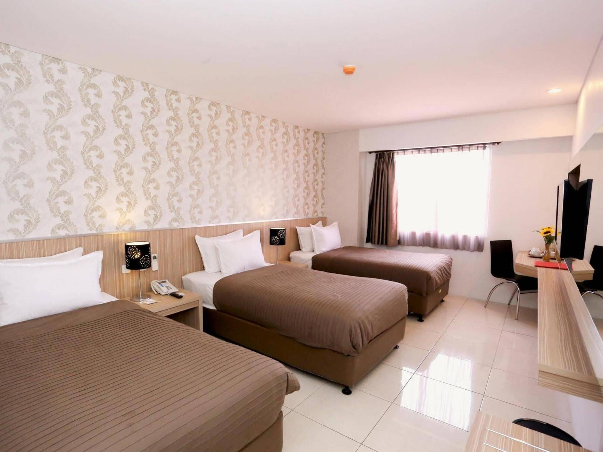 โรงแรมแกรนด์ เอชเอพี Surakarta  ภายนอก รูปภาพ